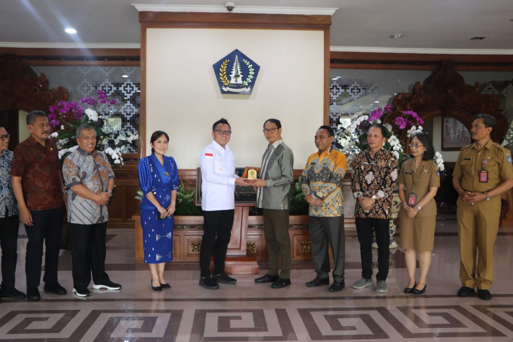 Terima Kunja Bupati Morowali Utara Provinsi Sulawesi Tengah